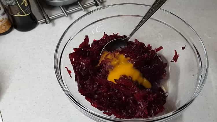 Um Rote-Bete-Schnitzel nach einem einfachen Rezept zuzubereiten, mischen Sie die Zutaten