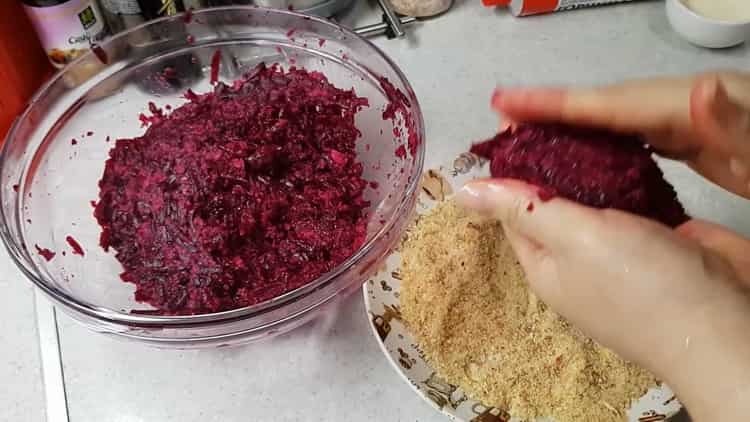 Chcete-li vyrobit řízečky z červené řepy v jednoduchém receptu, rozemelte sušenky