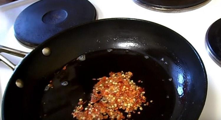 Προσθέστε ζεστό πιπέρι με τη μορφή νιφάδων στο τηγάνι.