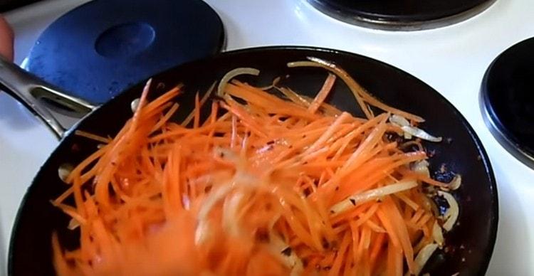 Τέλος, προσθέστε καρότα στο τηγάνι και τηγανίζετε επίσης.