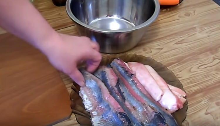 Nililinis namin ang herring at nakikibahagi sa filet.