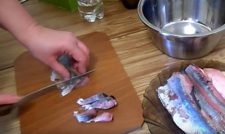 قطع سمك الرنجة فيليه.