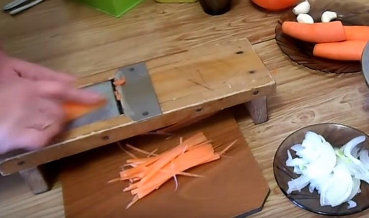 Τρίψτε τα καρότα σε ένα κορεατικό κοτόπουλο.