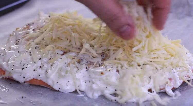 Cospargere il filetto con il formaggio.