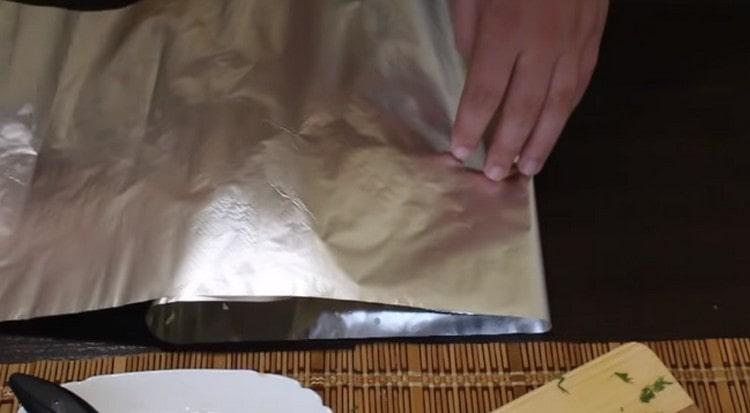 Avvolgere il filetto strettamente in un foglio in modo che durante la cottura l'umidità non venga persa.