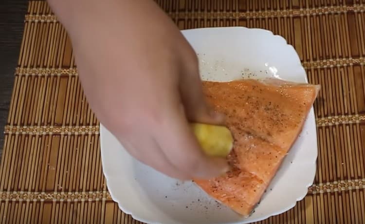Žuvį pagardinkite druska ir pipirais, apšlakstykite citrinos sultimis.