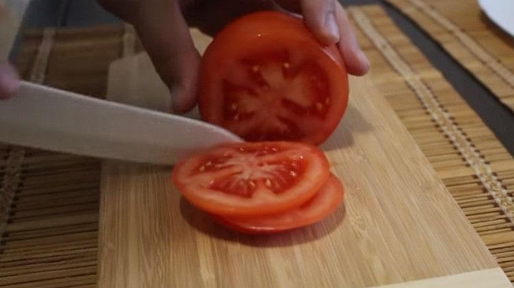 Tagliare il pomodoro in cerchi.