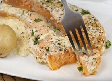 سمك السلمون الطري في صلصة كريمية: طبخ مع الصور ومقاطع الفيديو خطوة بخطوة.