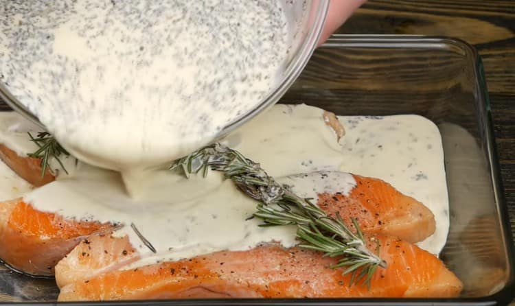 Versare il salmone con la salsa risultante, aggiungendo un rametto di rosmarino.