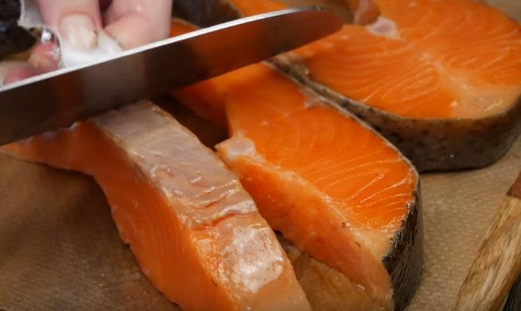 Tagliare le bistecche di salmone a metà, rimuovere la pelle.