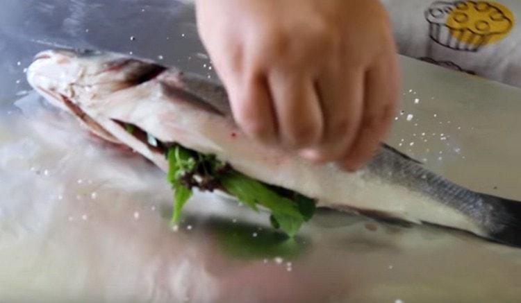 Поръсете рибата със смес от сол и черен пипер.