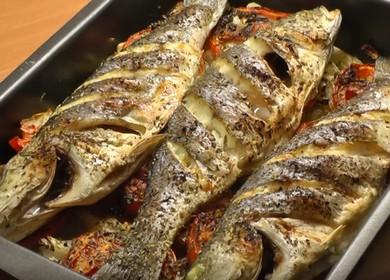 Как да научите как да готвите вкусен морски бас във фурната според стъпка по стъпка рецепта