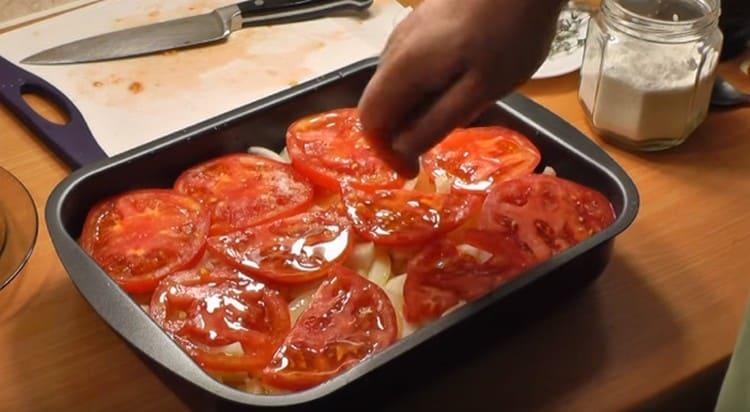 Aromatizzare i pomodori con olio d'oliva, sale, aggiungere un po 'di timo.