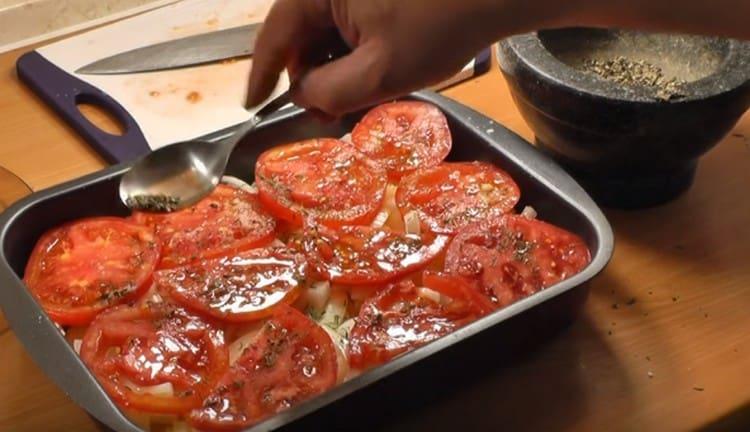 Προσθέστε το πιπέρι και στείλτε τα λαχανικά στο φούρνο.