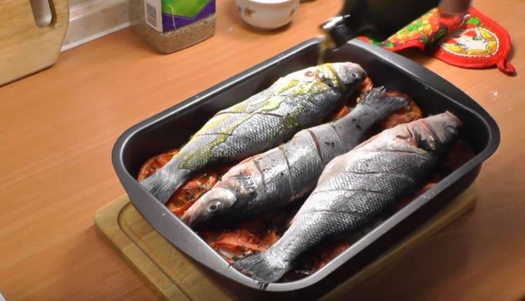Разстиламе рибата върху зеленчукова възглавница, наливаме зехтин.
