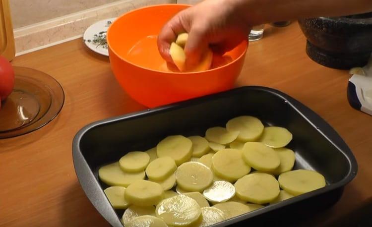 Įdėkite bulves į kepimo skardą.