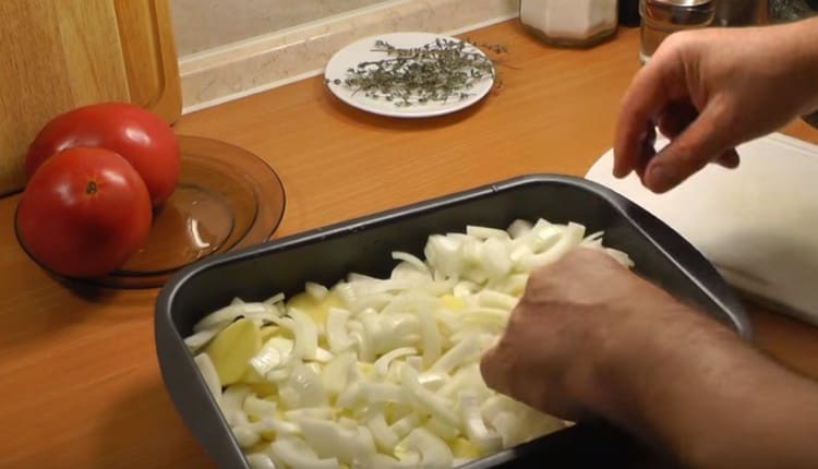Τοποθετήστε τα κρεμμύδια πάνω από τις πατάτες.