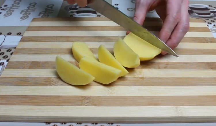 Kuori perunat ja leikkaa ne viipaleiksi.
