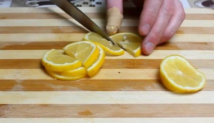 Leikkaa sitruuna puoliksi ympyröiksi.