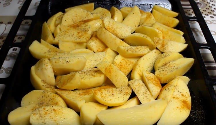 Kartoffeln auf ein Backblech legen, mit Salz, Pfeffer und Curry bestreuen.