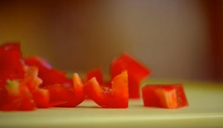Die Paprika in kleine Stücke schneiden.