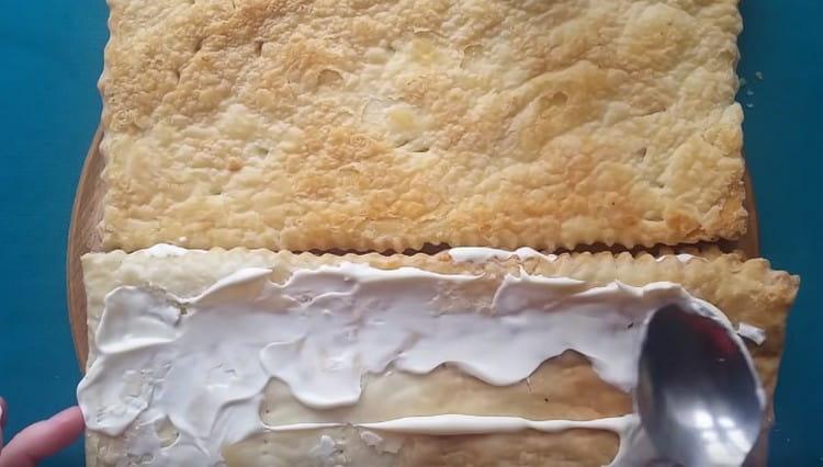 Toisen kakun pinta rasvataan myös majoneesilla.