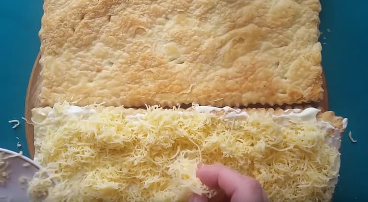 Megszórjuk ezt a réteget reszelt sajttal.