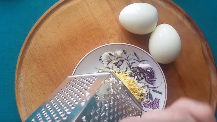 Kolme keitettyä munaa hienossa raastimessa.