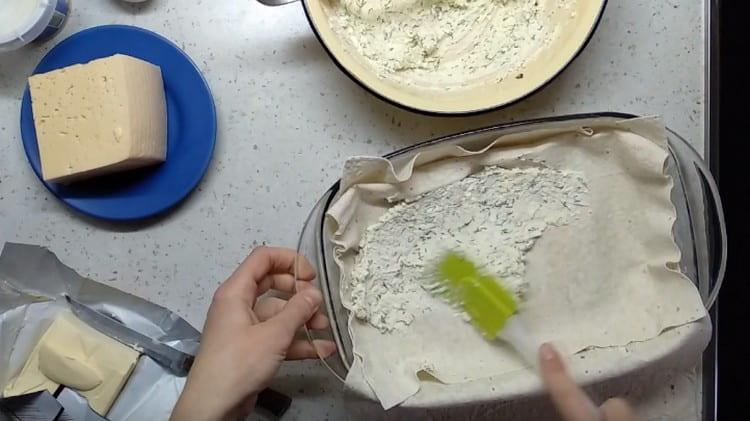 Fedje le a tölteléket egy új pita kenyérlemezre, és váltakoztassa ezeket a rétegeket.