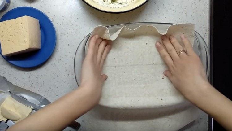 A forma alján pita kenyeret fektetünk.
