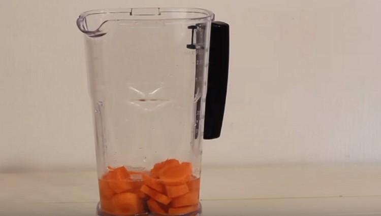 Distribuiamo la carota tagliata a pezzi nel frullatore.