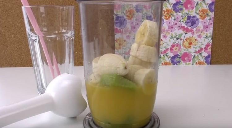 Aggiungi fette di banana e kiwi al succo d'arancia.