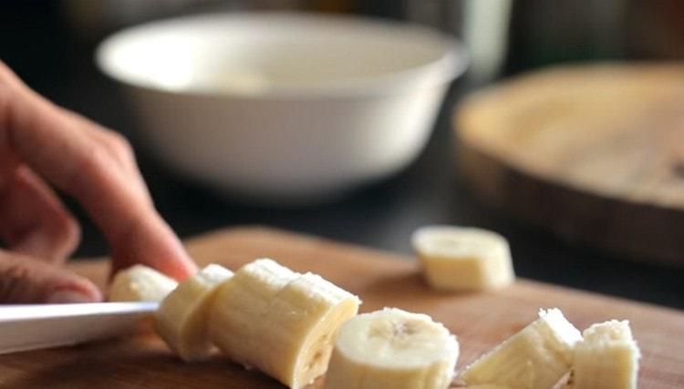 Šviežias bananas supjaustyti apskritimais ir išsiųsti į šaldiklį.