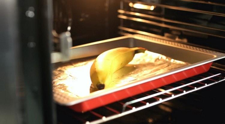 Μια άλλη μπανάνα αποστέλλεται στο φούρνο για 10 λεπτά απευθείας στο φλοιό.