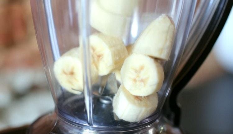 přerušit zmrazené plátky banánů v mixéru.