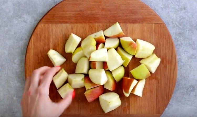 Нарежете четвъртинките ябълки на по-малки парчета.