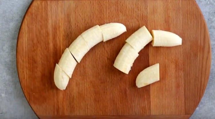 Κόψτε σε φέτες δύο μπανάνες.