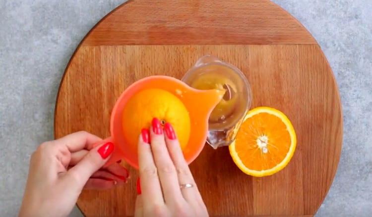 Vytlačte šťávu z pomeranče.