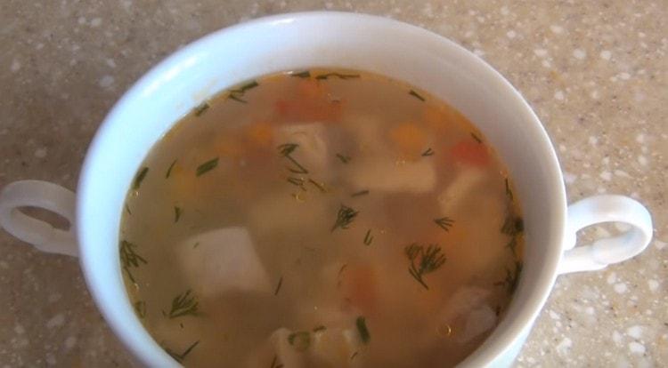 Hier können Sie eine so transparente und schöne Suppe aus rotem Fisch zubereiten.