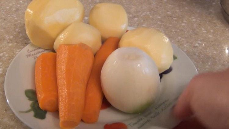 Mossa meg és tisztítsa meg a zöldségeket.
