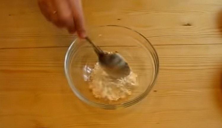 Сипете брашно в малка купа.