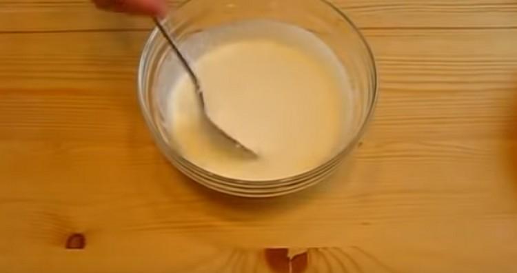 Keverje össze a lisztet a tejszínnel, szakítsa meg a darabokat.