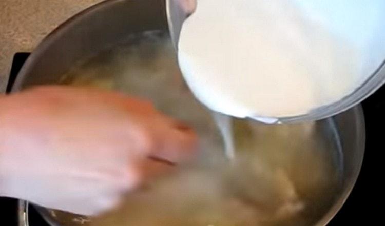 Разбърквайки, въвеждаме брашно със сметана във вряща супа.