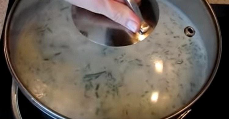 Στο τέλος, προσθέστε χόρτα στη σούπα και καλύψτε με ένα καπάκι.