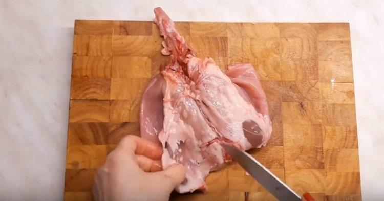 للحساء ، يمكنك استخدام الجزء الخلفي من الأرنب دون الساقين.
