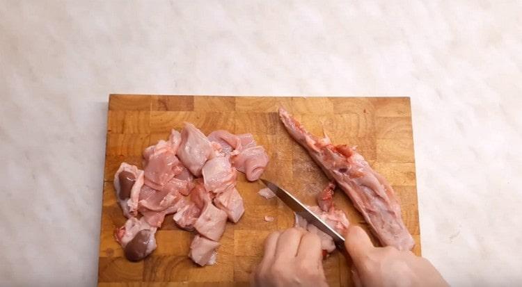 Tagliare la carne a pezzetti.