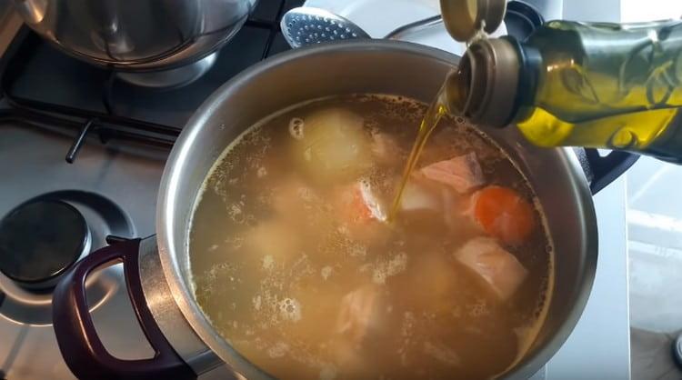 Добавете зехтина към супата.