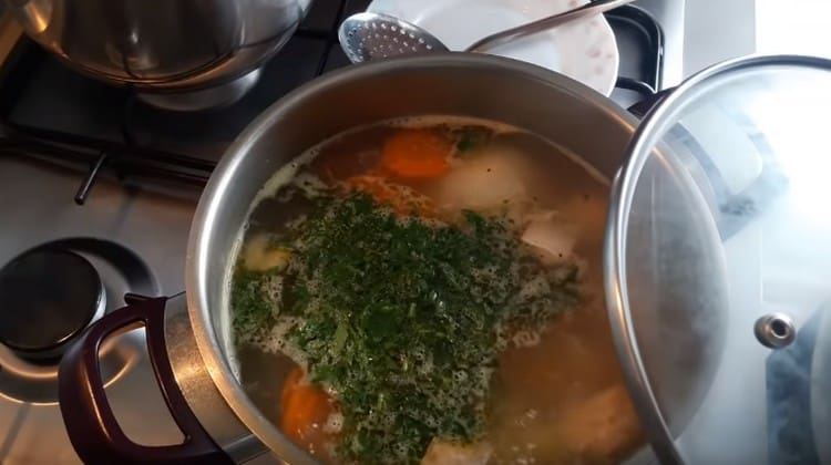 Στο τέλος προσθέστε χόρτα στη σούπα ψαριών.