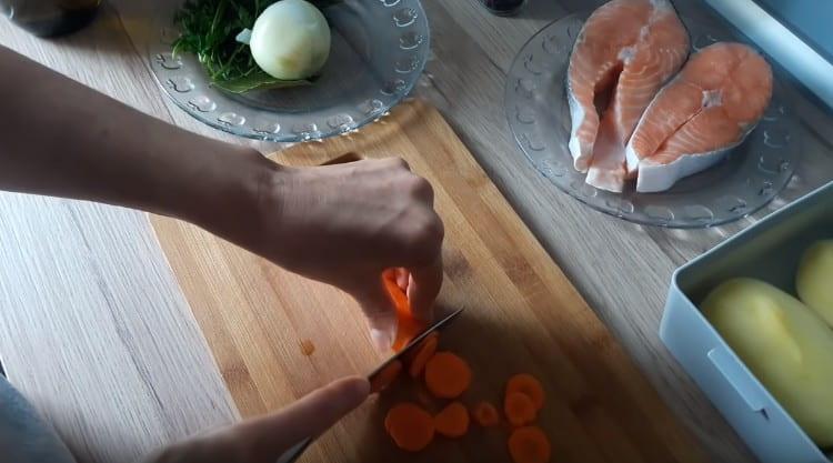 Leikkaa porkkanat ympyröiksi.