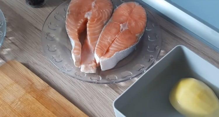 Tagliare il pesce rosso in grandi bistecche.